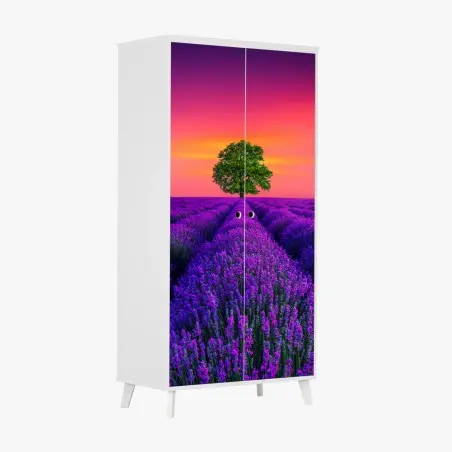Adesivo per armadio albero solitario nel campo di lavanda al tramonto • Wallissimo®