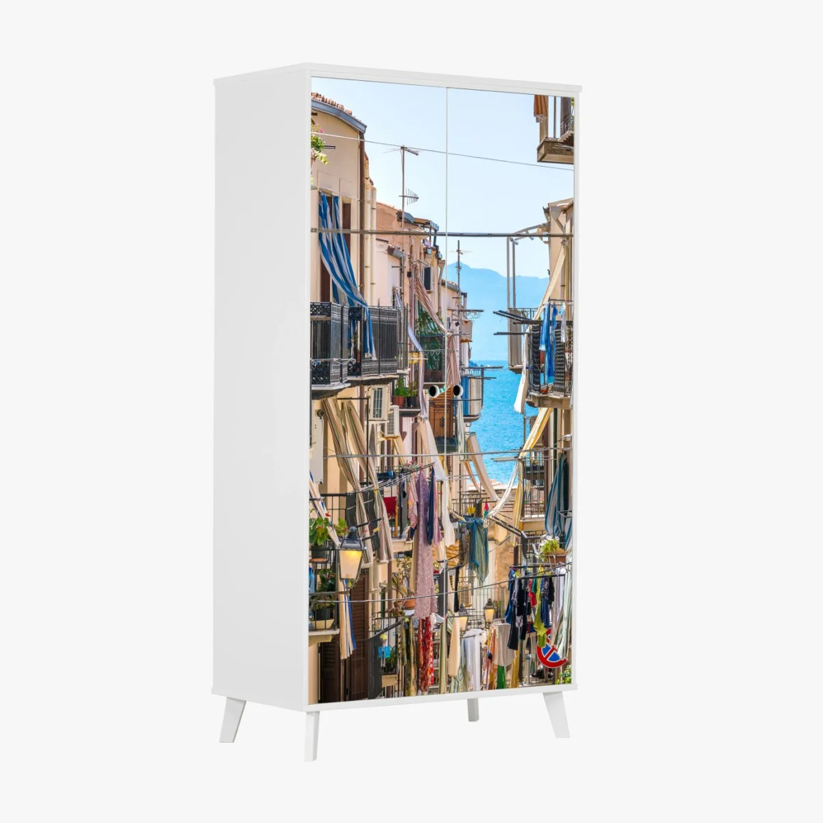 Adesivo per armadio scorcio di vicolo sul mare con balconi fioriti • Wallissimo® Adesivo per armadio scorcio di vicolo sul mare con balconi fioriti • Wallissimo®