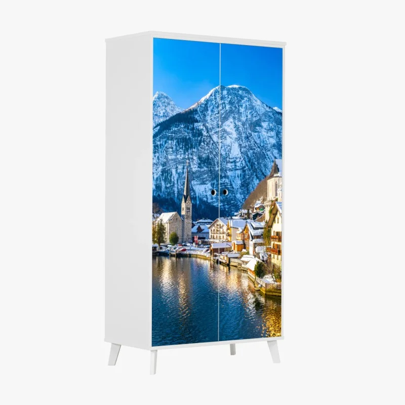 Adesivo per armadio villaggio alpino sul lago innevato