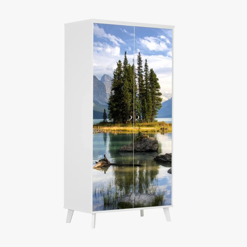 Adesivo per armadio isola di pini su lago alpino al tramonto