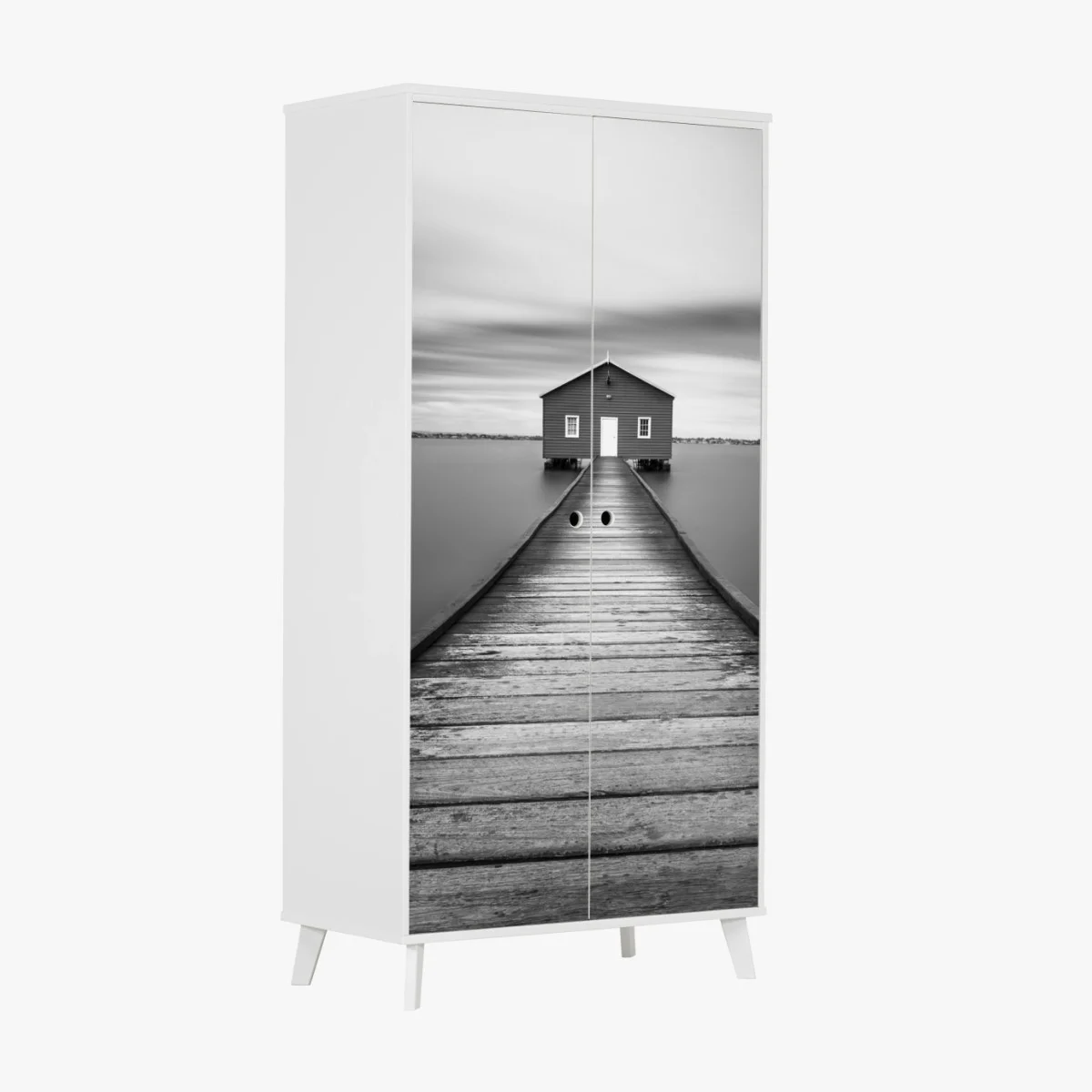 Adesivo per armadio casetta sul molo - quiete in bianco e nero • Wallissimo® Adesivo per armadio casetta sul molo - quiete in bianco e nero • Wallissimo®