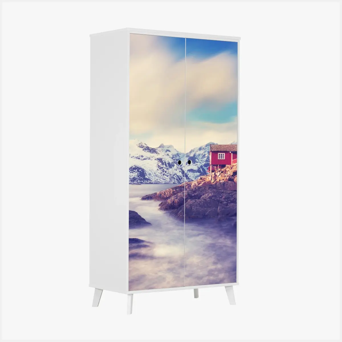 Adesivo per armadio rifugio rosso sul fiordo innevato • Wallissimo®