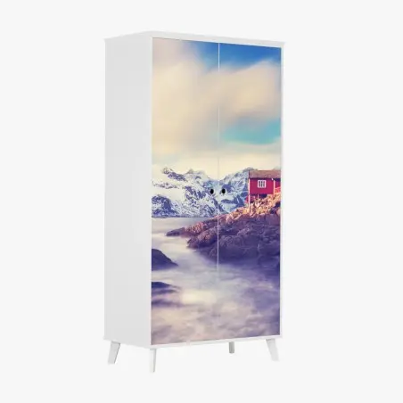 Adesivo per armadio rifugio rosso sul fiordo innevato • Wallissimo®