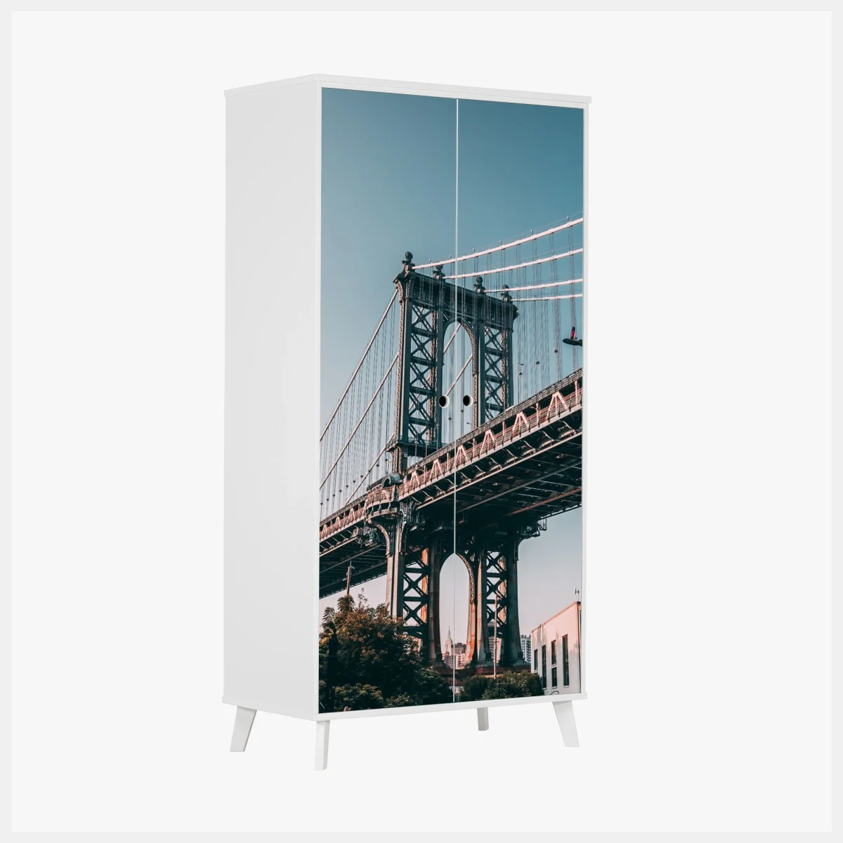 Adesivo per armadio scorcio urbano: ponte di Manhattan tra palazzi in mattoni • Wallissimo® Adesivo per armadio scorcio urbano: ponte di Manhattan tra palazzi in mattoni • Wallissimo®