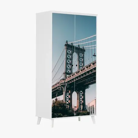 Adesivo per armadio scorcio urbano: ponte di Manhattan tra palazzi in mattoni • Wallissimo®