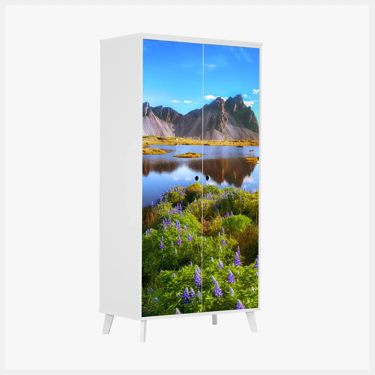 Adesivo per armadio paesaggio di lupini a Vestrahorn, Islanda • Wallissimo®
