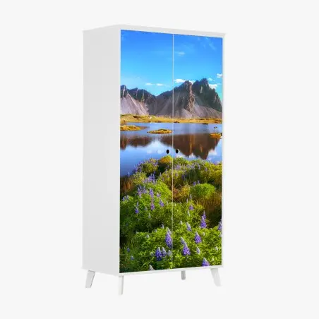 Adesivo per armadio paesaggio di lupini a Vestrahorn, Islanda • Wallissimo®