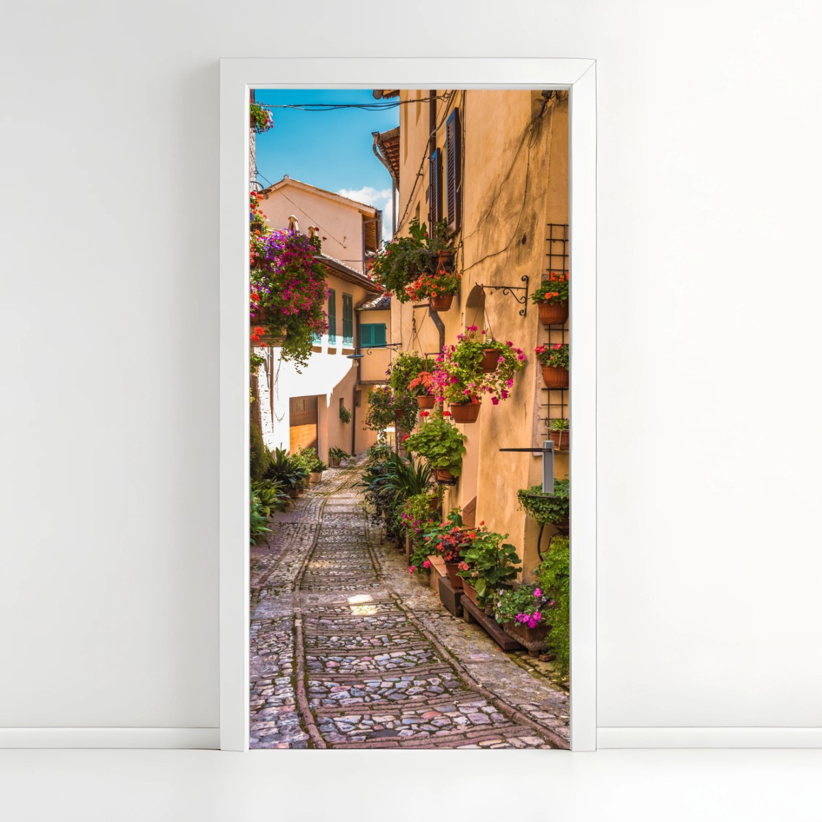 Adesivo per porta vicolo fiorito in Umbria • Wallissimo®