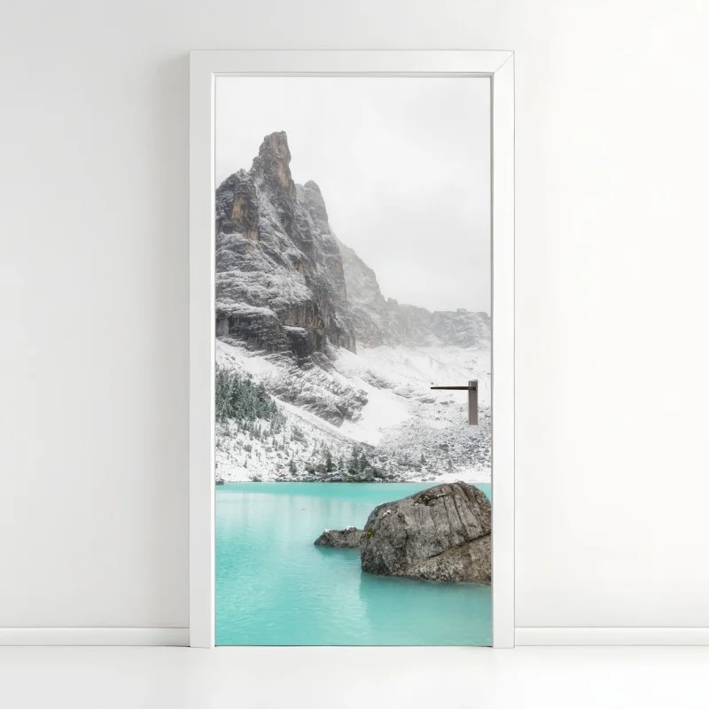 Adesivo per porta serenità alpina sul lago turchese