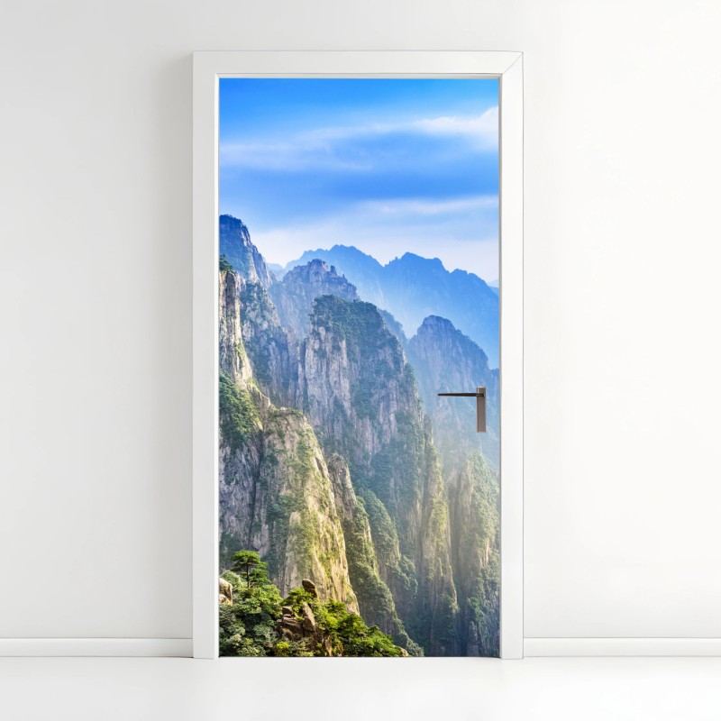 Adesivo per porta paesaggio montano con guglie rocciose e pini