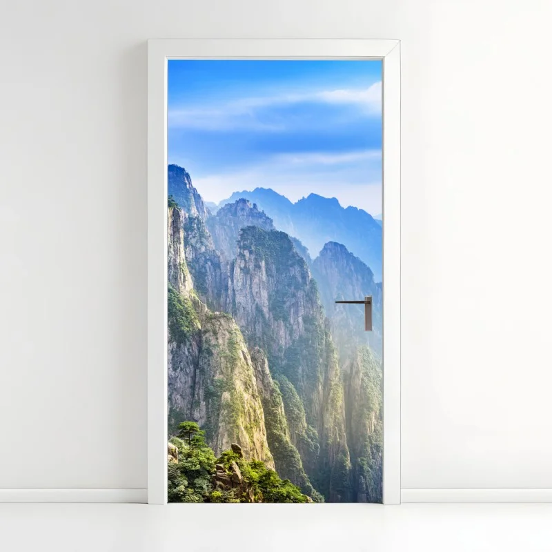 Adesivo per porta paesaggio montano con guglie rocciose e pini