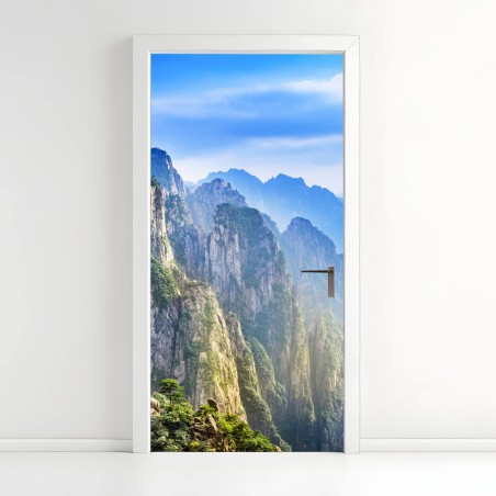 Adesivo per porta paesaggio montano con guglie rocciose e pini • Wallissimo®