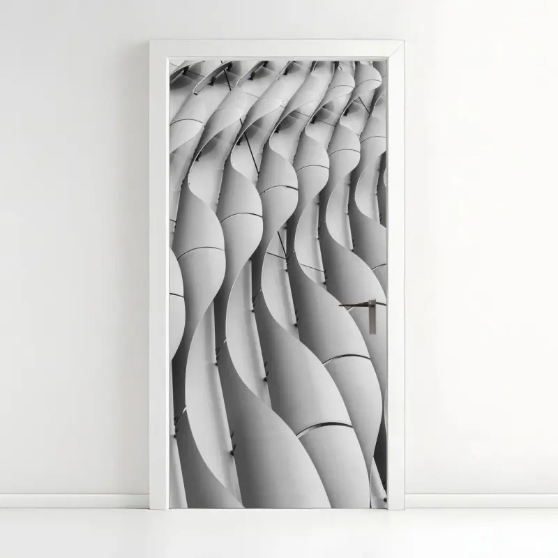 Adesivo per porta motivi ondulati di facciata: eleganza architettonica astratta