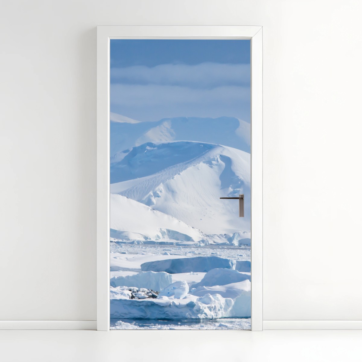 Adesivo per porta panorama polare: montagne innevate e iceberg • Wallissimo®