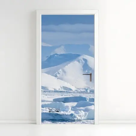 Adesivo per porta panorama polare: montagne innevate e iceberg • Wallissimo®