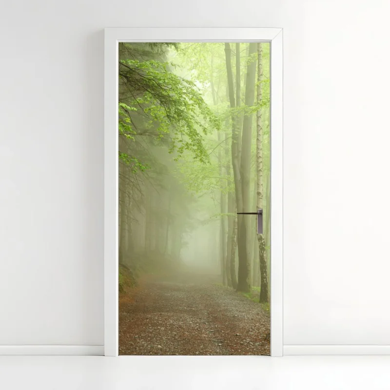 Adesivo per porta sentiero nella foresta avvolto dalla nebbia