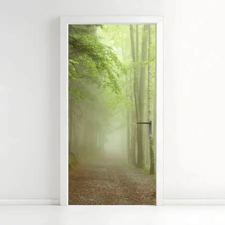 Adesivo per porta sentiero nella foresta avvolto dalla nebbia • Wallissimo®