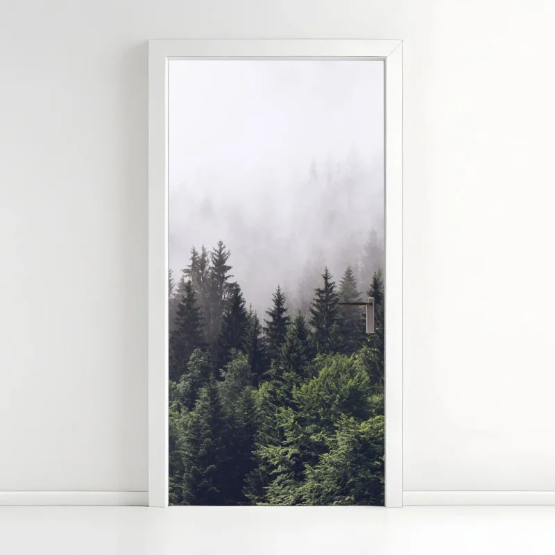 Adesivo per porta foresta avvolta nella nebbia