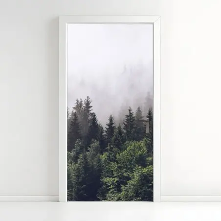 Adesivo per porta foresta avvolta nella nebbia • Wallissimo®
