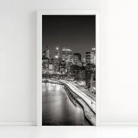 Adesivo per porta skyline notturno di New York in bianco e nero • Wallissimo®