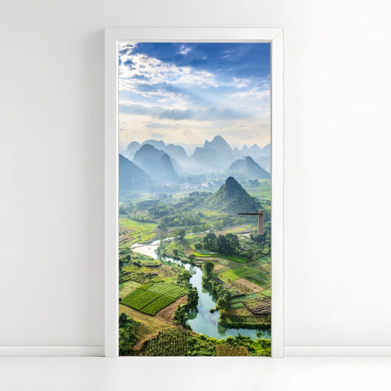 Adesivo per porta panorama di risaie e montagne carsiche all'alba