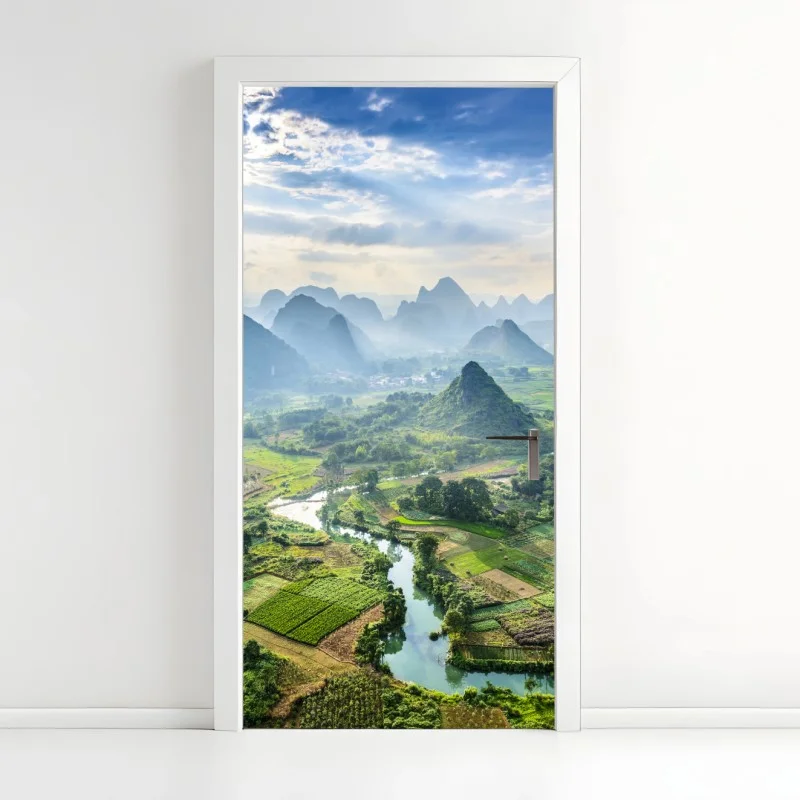 Adesivo per porta panorama di risaie e montagne carsiche all'alba