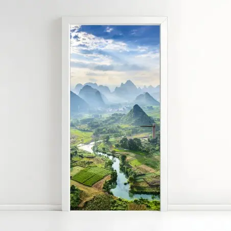 Adesivo per porta panorama di risaie e montagne carsiche all'alba • Wallissimo®