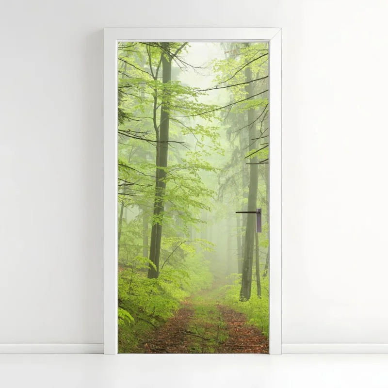 Adesivo per porta foresta nebbiosa: sentiero tra gli alberi