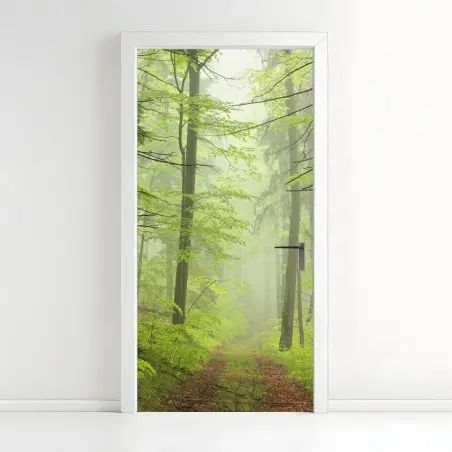 Adesivo per porta foresta nebbiosa: sentiero tra gli alberi • Wallissimo®