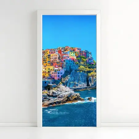 Adesivo per porta Manarola: villaggio colorato a picco sul mare • Wallissimo®