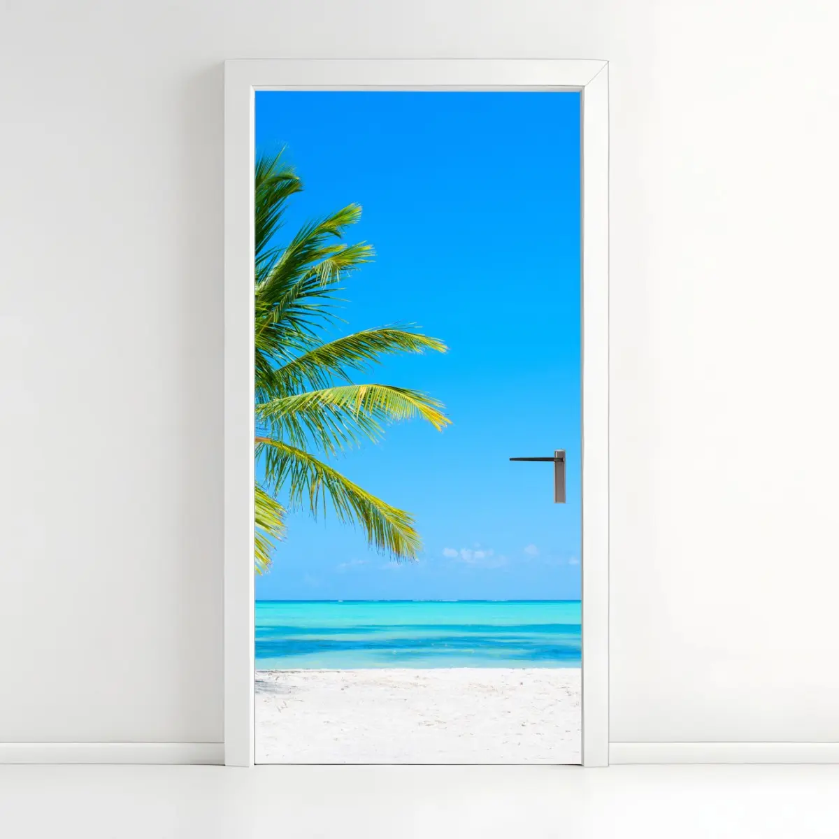 Adesivo per porta oasi tropicale con palma su spiaggia turchese • Wallissimo®
