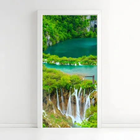 Adesivo per porta oasi di cascate e laghi verdi • Wallissimo®