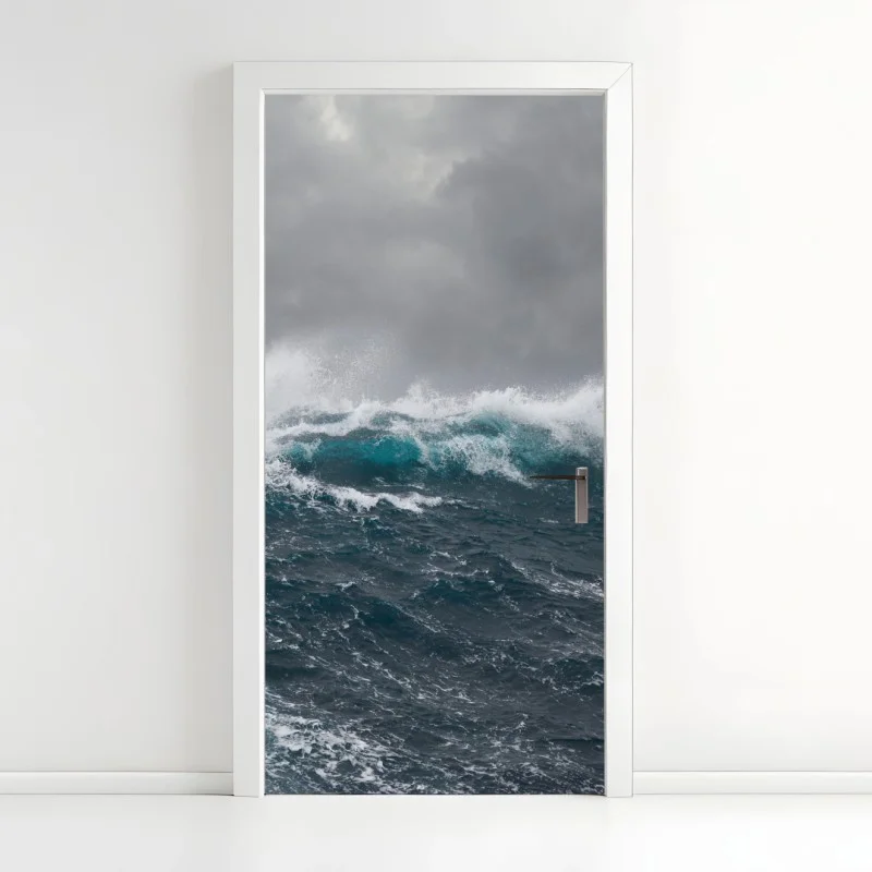 Adesivo per porta onde possenti sotto il cielo tempestoso