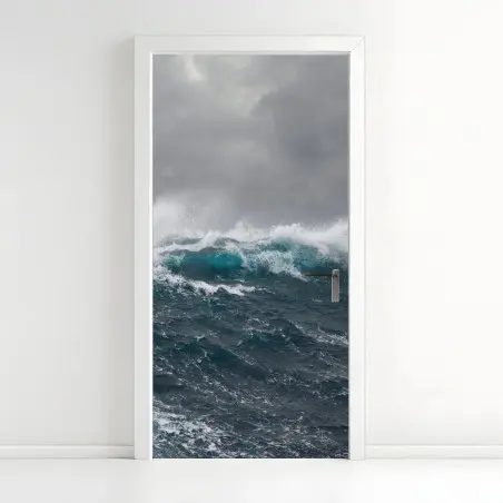 Adesivo per porta onde possenti sotto il cielo tempestoso • Wallissimo®