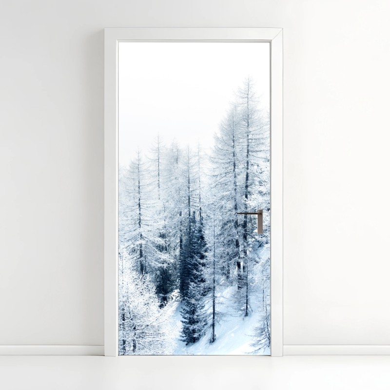 Adesivo per porta silenzio invernale nel bosco coperto di neve