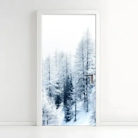 Adesivo per porta silenzio invernale nel bosco coperto di neve • Wallissimo®