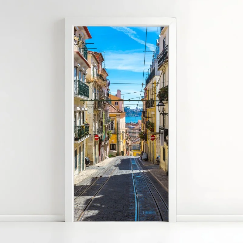 Adesivo per porta scorcio solare di Lisbona con tram e balconi