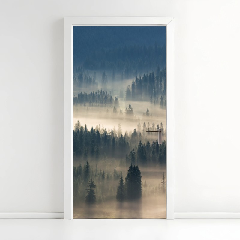 Adesivo per porta nebbia tra gli abeti - panorama montano