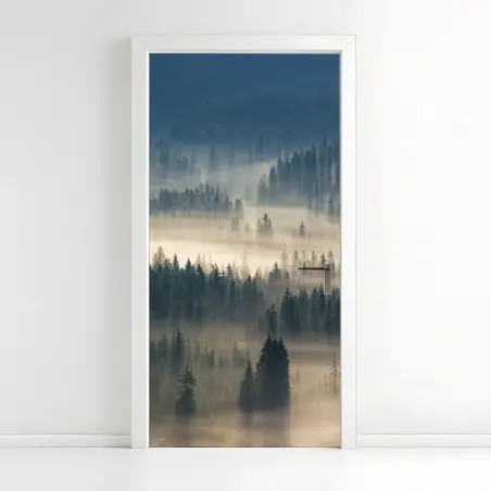 Adesivo per porta nebbia tra gli abeti - panorama montano • Wallissimo®