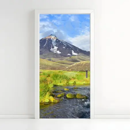 Adesivo per porta panorama del vulcano Koryaksky con torrente cristallino • Wallissimo®