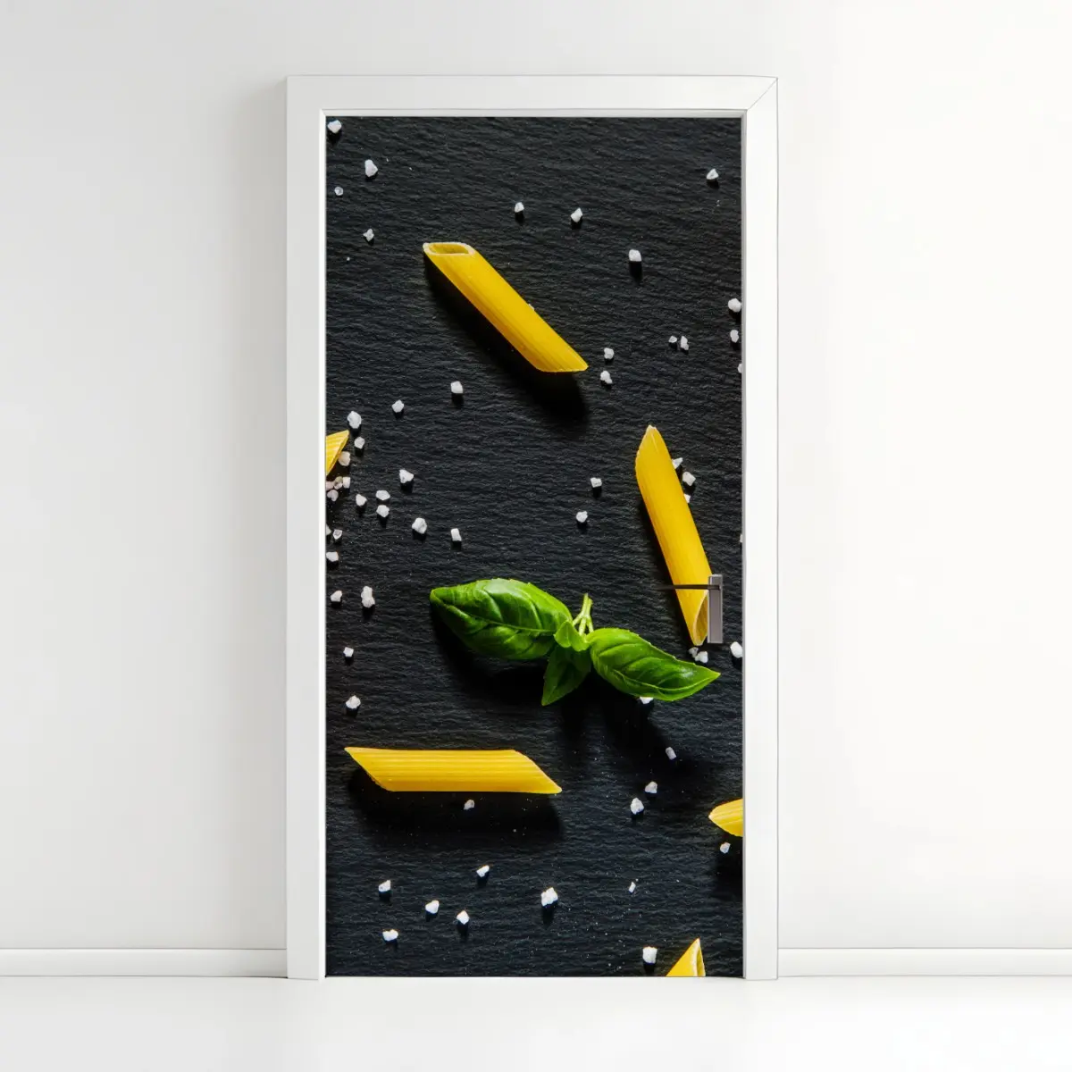 Adesivo per porta still life mediterraneo: pomodori, basilico e pasta su sfondo nero • Wallissimo®