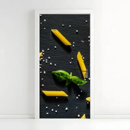 Adesivo per porta still life mediterraneo: pomodori, basilico e pasta su sfondo nero • Wallissimo®