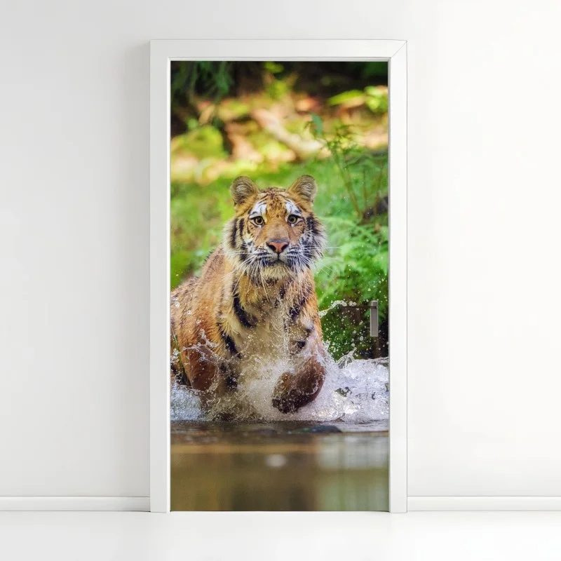 Adesivo per porta tigre maestosa che attraversa l'acqua nella foresta