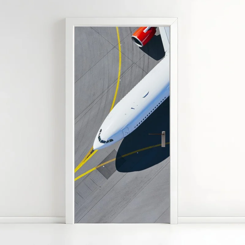 Adesivo per porta aereo bianco sulla pista vista aerea