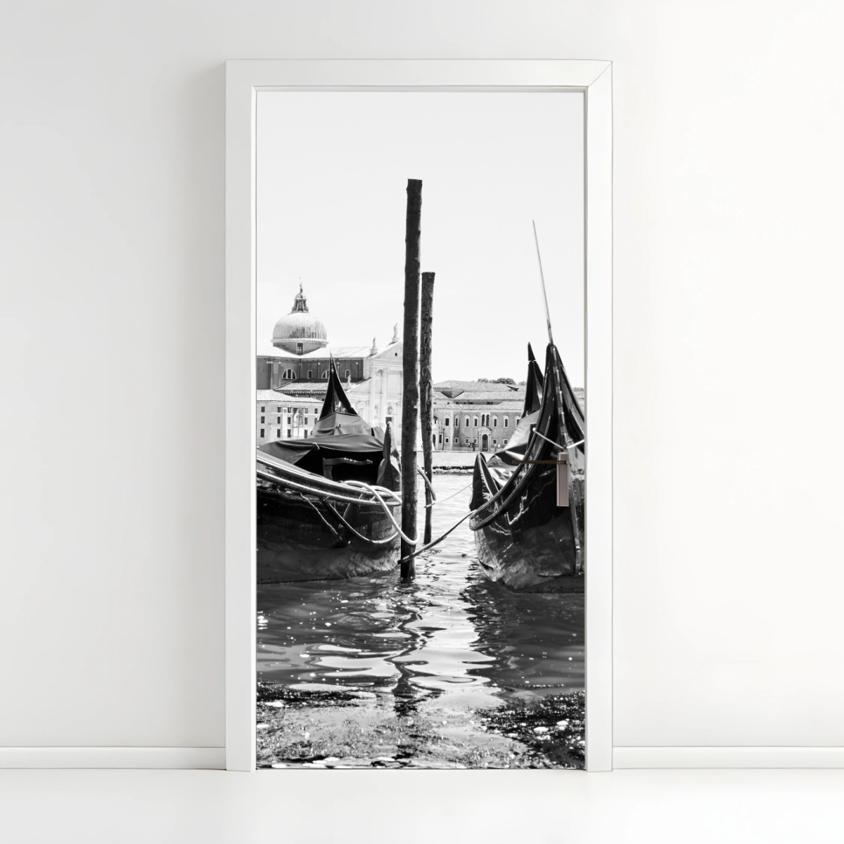 Adesivo per porta riflessi di Venezia: gondole in bianco e nero • Wallissimo®