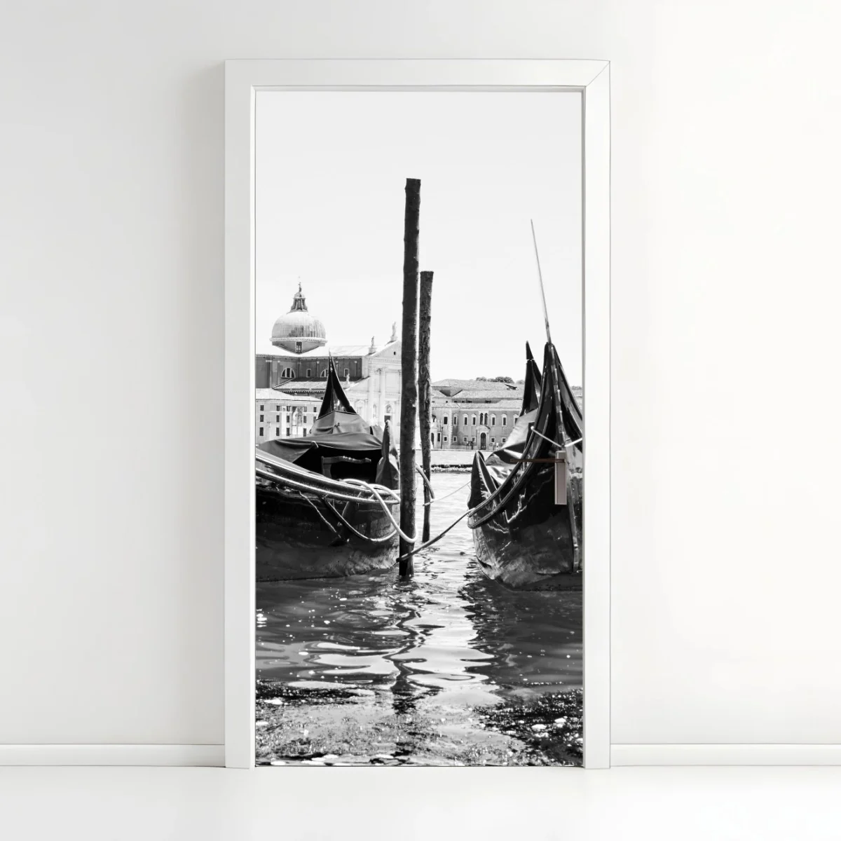 Adesivo per porta riflessi di Venezia: gondole in bianco e nero • Wallissimo® Adesivo per porta riflessi di Venezia: gondole in bianco e nero • Wallissimo®