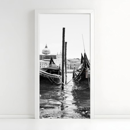 Adesivo per porta riflessi di Venezia: gondole in bianco e nero • Wallissimo®