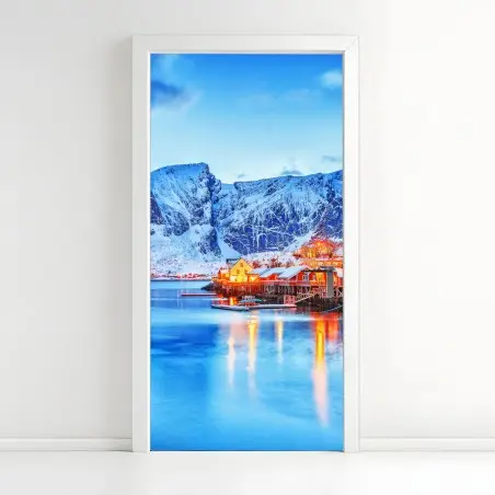 Adesivo per porta villaggio di case rosse sul fiordo innevato • Wallissimo®