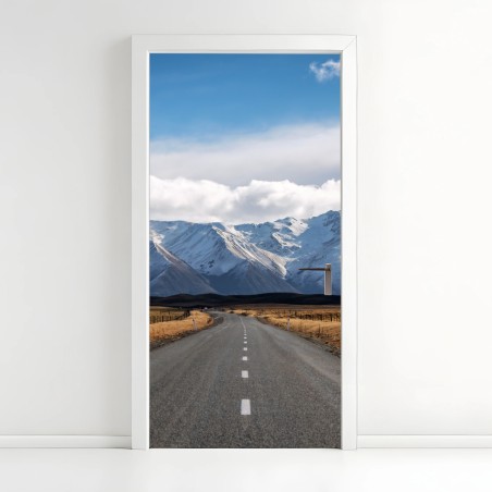 Adesivo per porta strada verso le montagne innevate della Nuova Zelanda • Wallissimo®