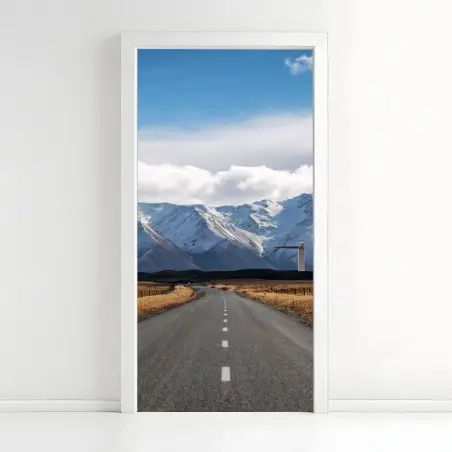 Adesivo per porta strada verso le montagne innevate della Nuova Zelanda • Wallissimo®